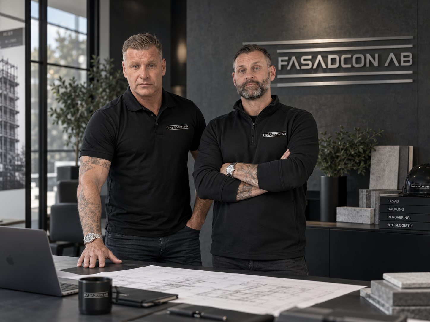 Grundarna bakom FasadCon i en professionell kontorsmiljö